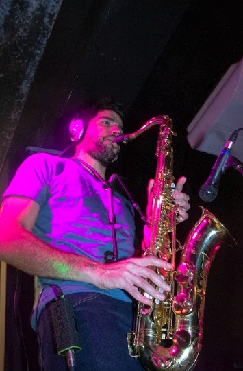 Andrés Mansilla en teclados y voz