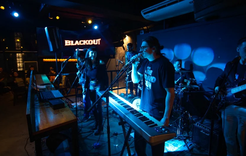 Blackout1980s en vivo bajo luces azules