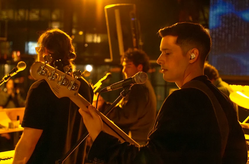 Luciano Vaschetti tocando el saxo