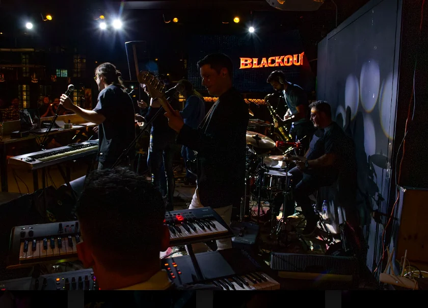 Blackout1980s tocando en un espacio cultural