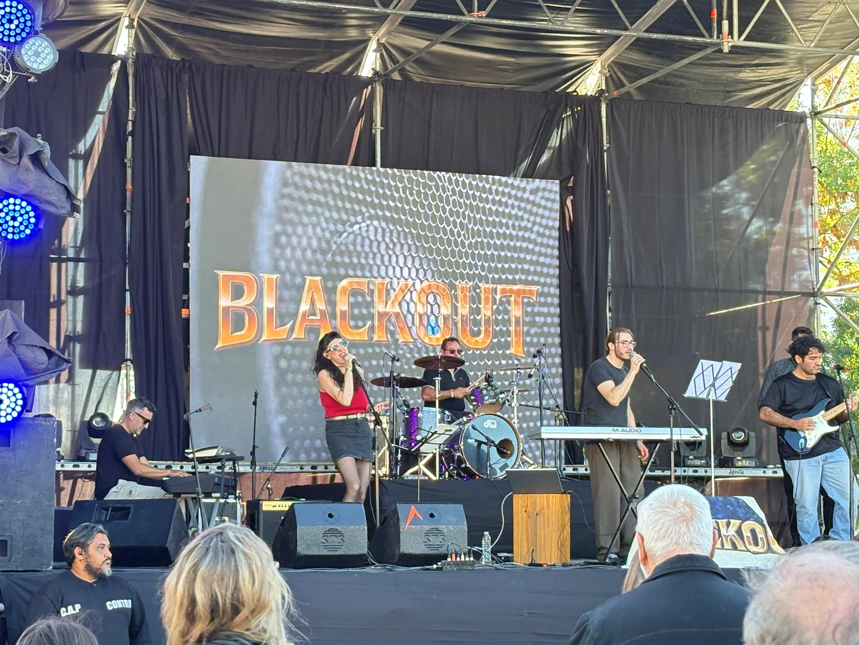 Blackout1980s actuando en vivo