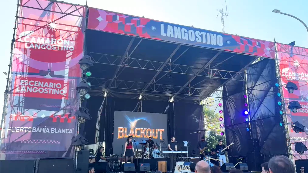 Blackout1980s sobre un escenario al aire libre